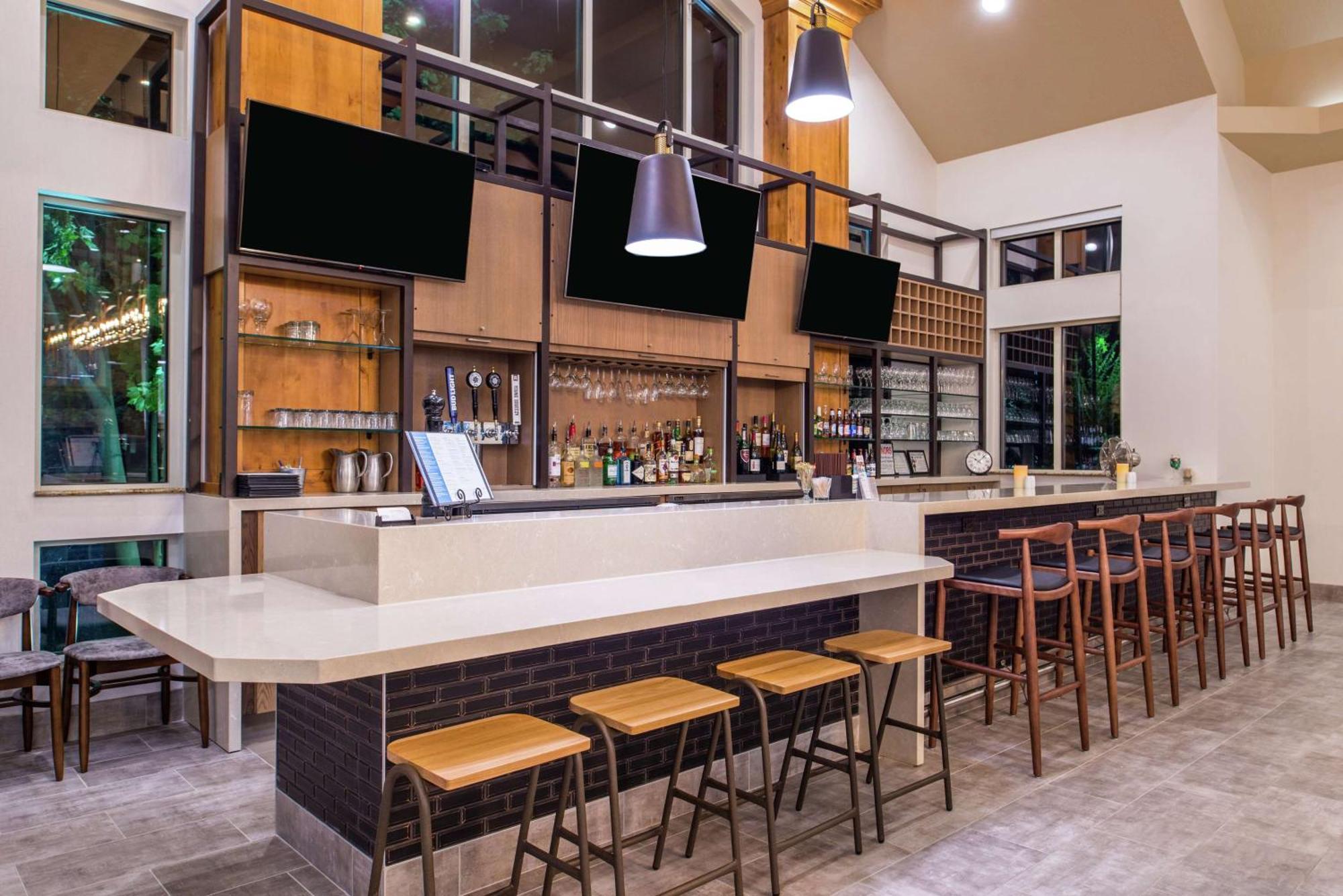 Hilton Garden Inn Бенд Екстериор снимка